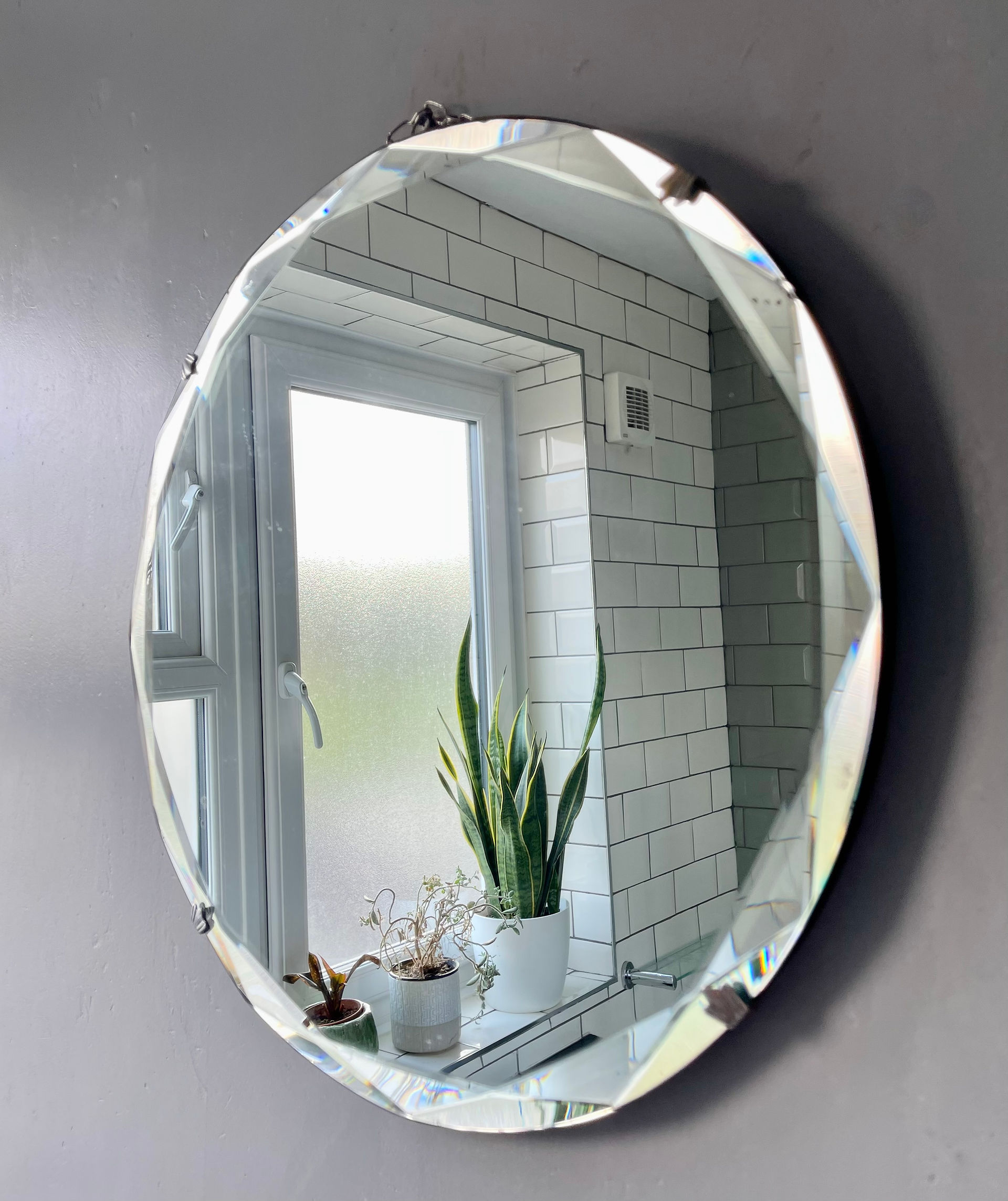 Oval vintage mirror hanging on a grey wall; Choosing the perfect vintage mirror.