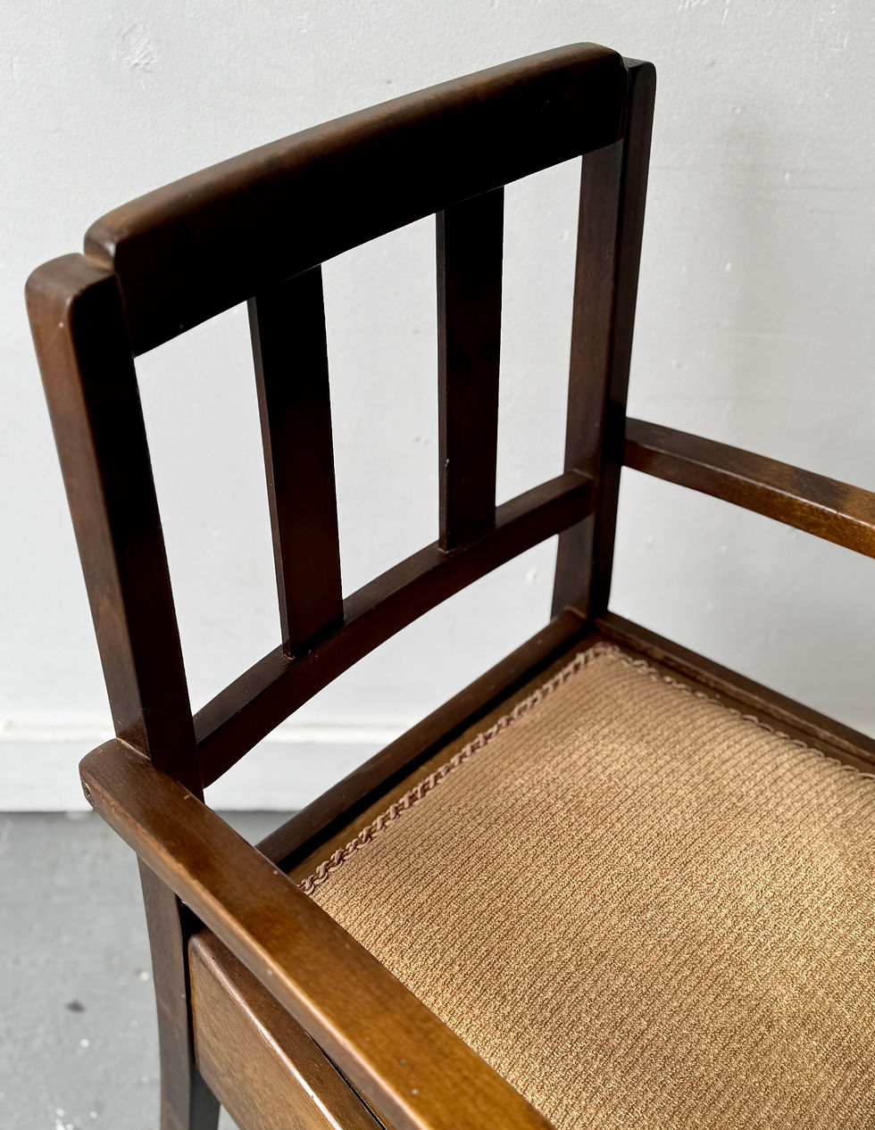 Miniatura: Vintage Chair with Storage detail
