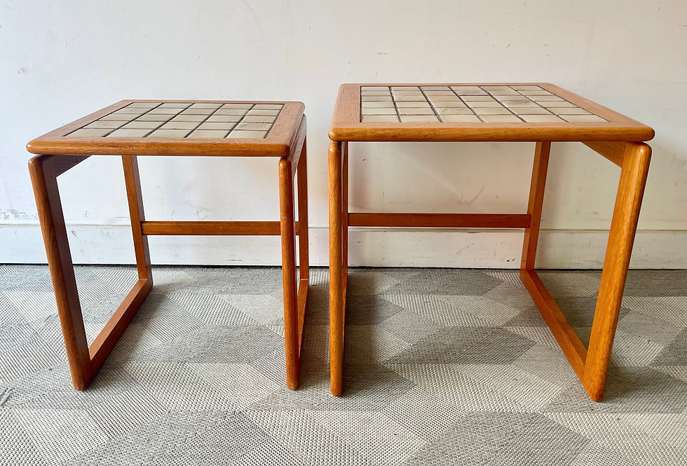 Miniatura: Vintage Pair of Nesting Tables with Tiled Tops