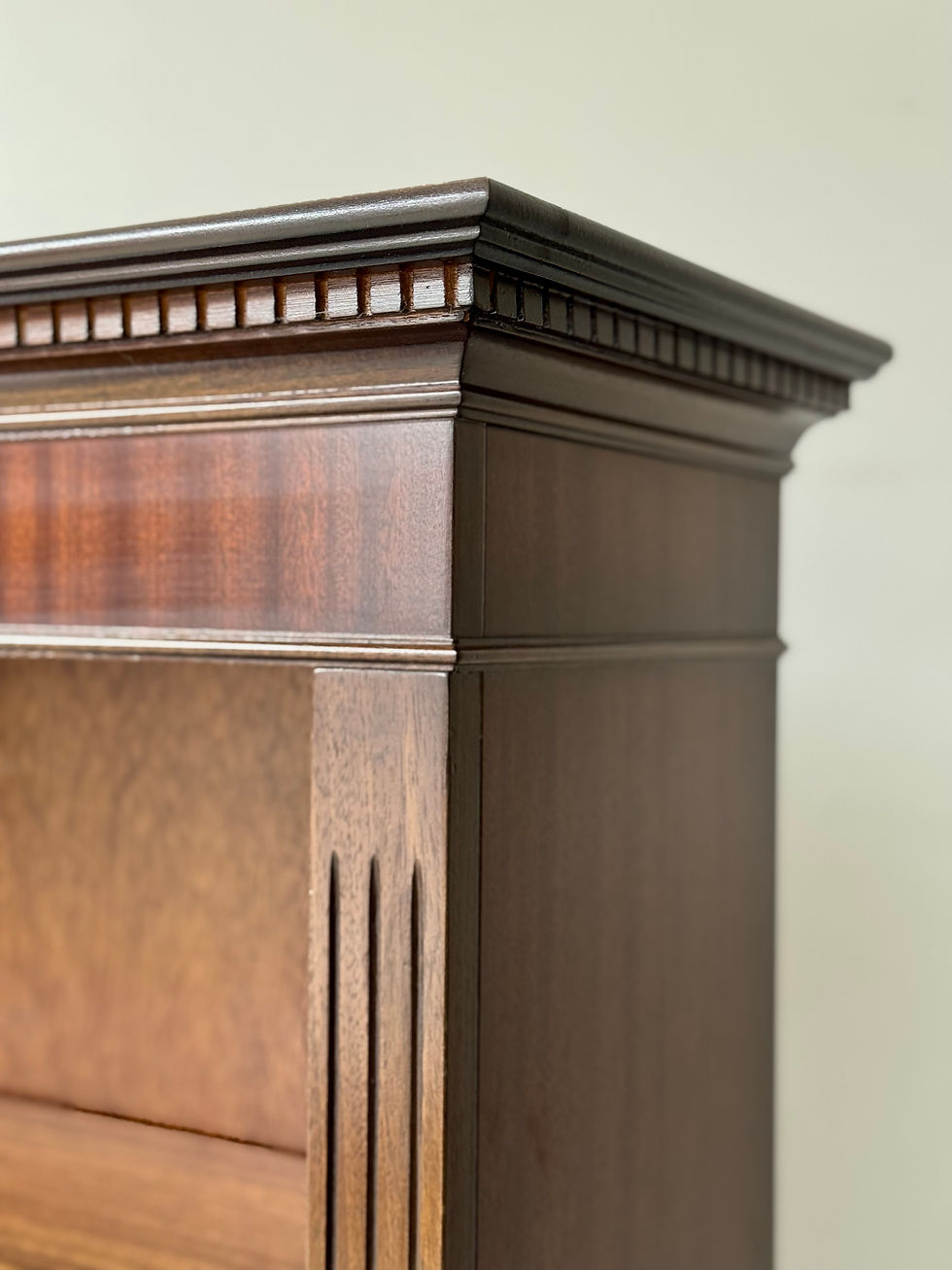 Miniatura: cornerTraditional Style Bookcase with Adjustable Shelves