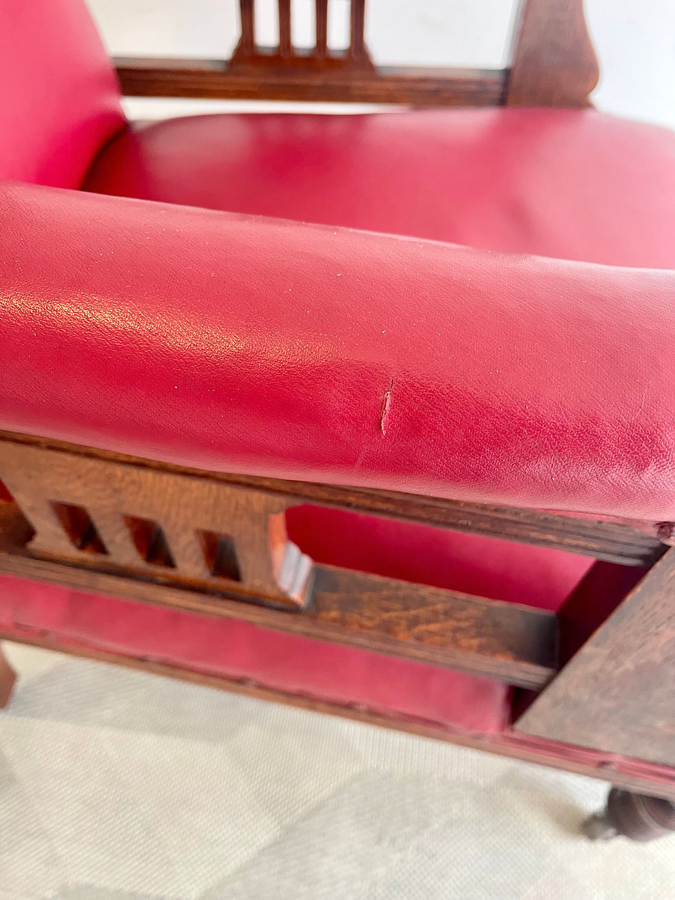 Miniatura: Edwardian Oak Armchair with Red Vinyl Upholstery