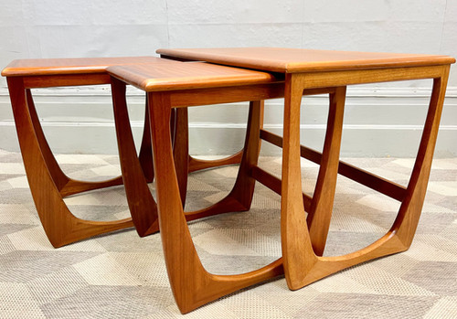 洗練されたフォルムと天板の彫の美しさが際立オケージョナルテーブル 洗練されたフォルムと天板の彫の美しさが際立オケージョナルテーブル