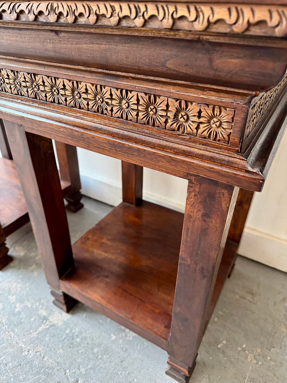 Miniatura: Pair of Asian Side Tables with Wood Carvings