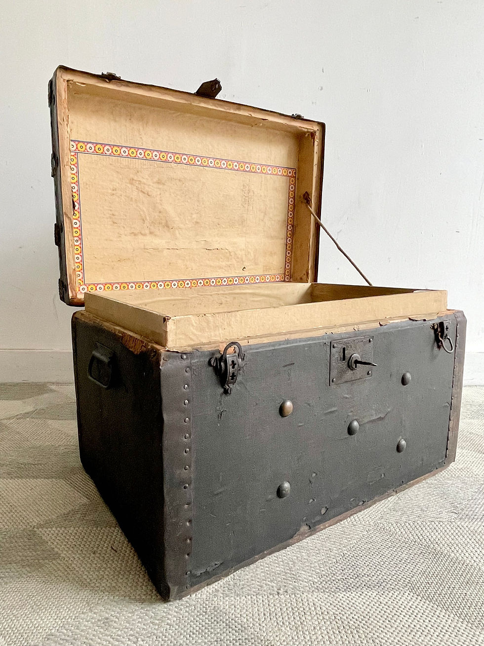 Miniatura: Antique Black Wooden Trunk Chest left side