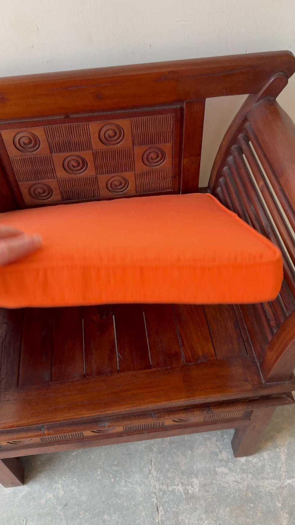 Miniatura: Sheesham Wood Armchair with Cushion video