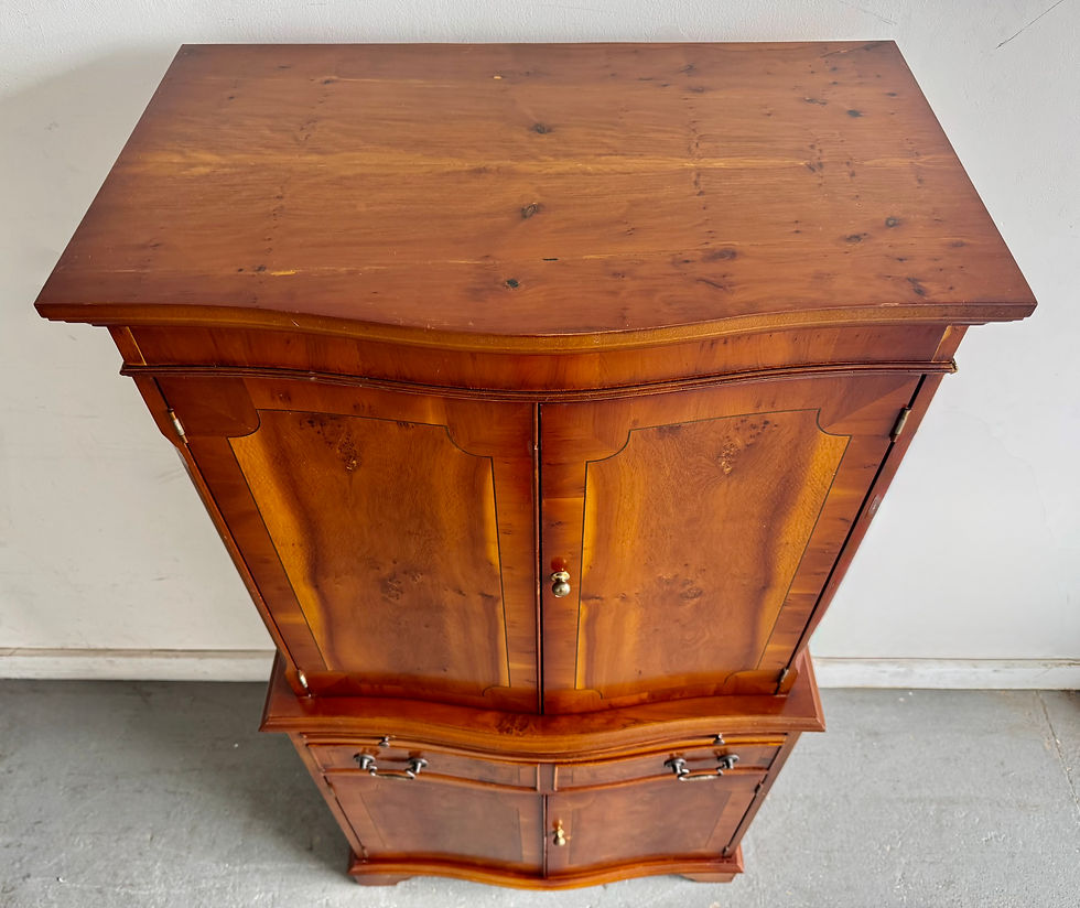 Miniatura: Vintage Georgian-Style Bow Fronted Drinks Cabinet top view
