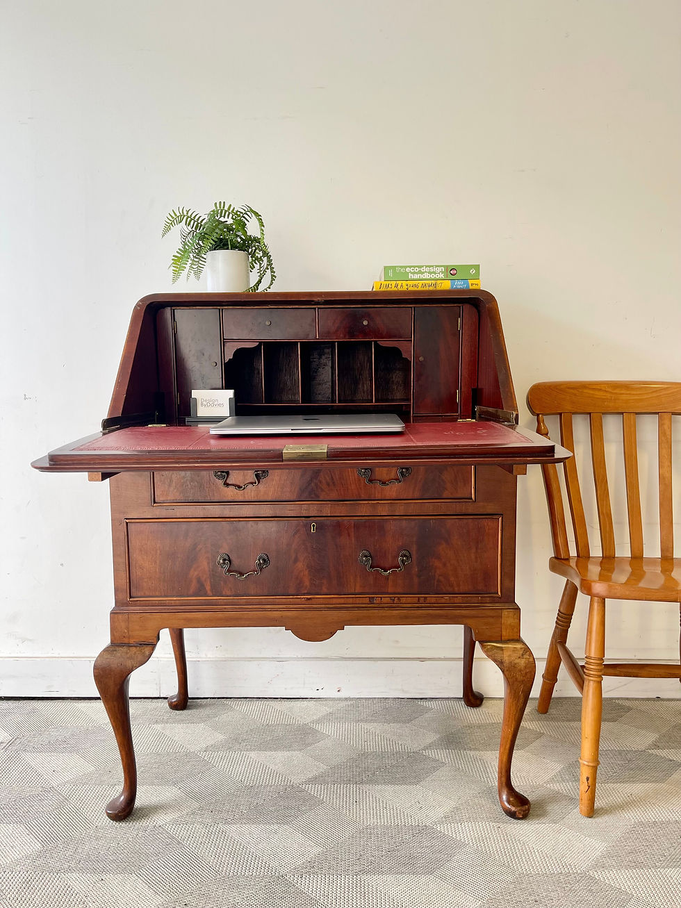 Miniatura: Queen Anne Style Bureau Desk with Drawers