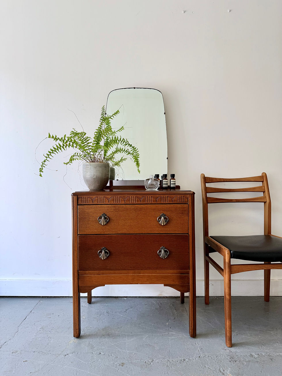 Miniatura: Small Vintage Dressing Table with Drawers by Lebus