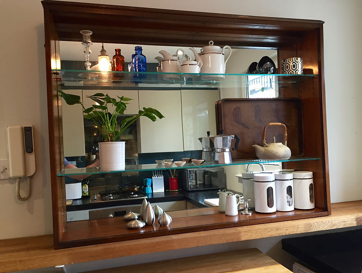 SHELVING UNIT WITH MIRROR BACKING