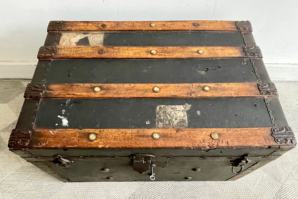 Miniatura: Antique Black Wooden Trunk Chest top