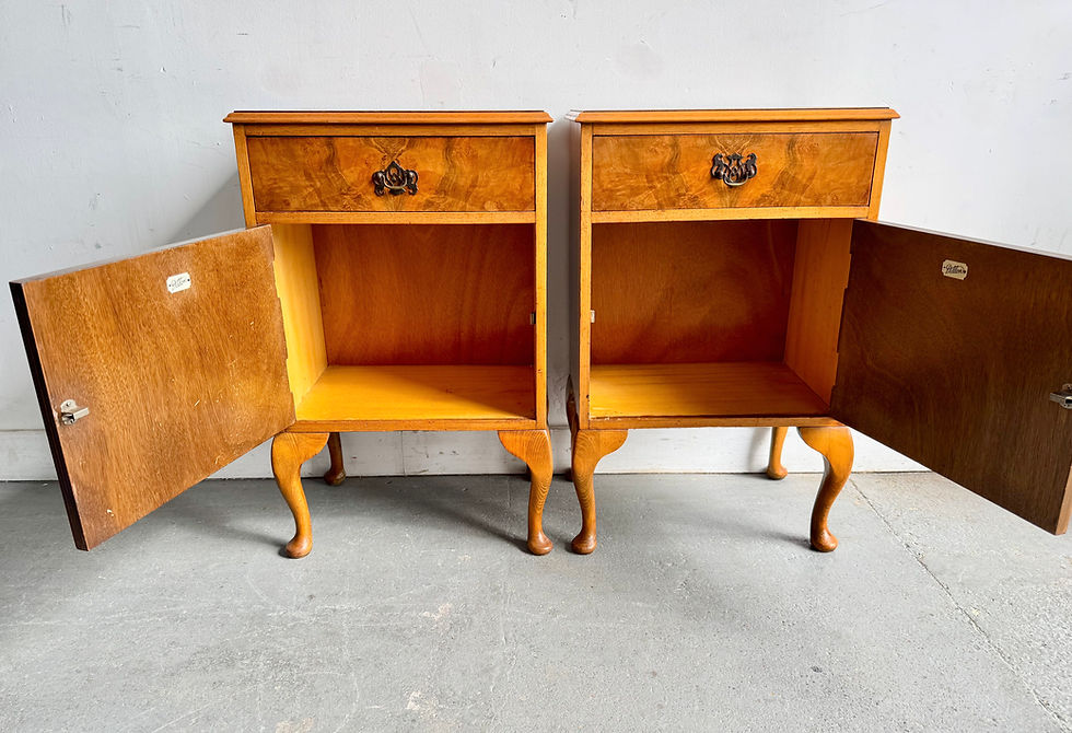Miniature : Pair of Queen Anne Style Bedside Tables in Walnut open