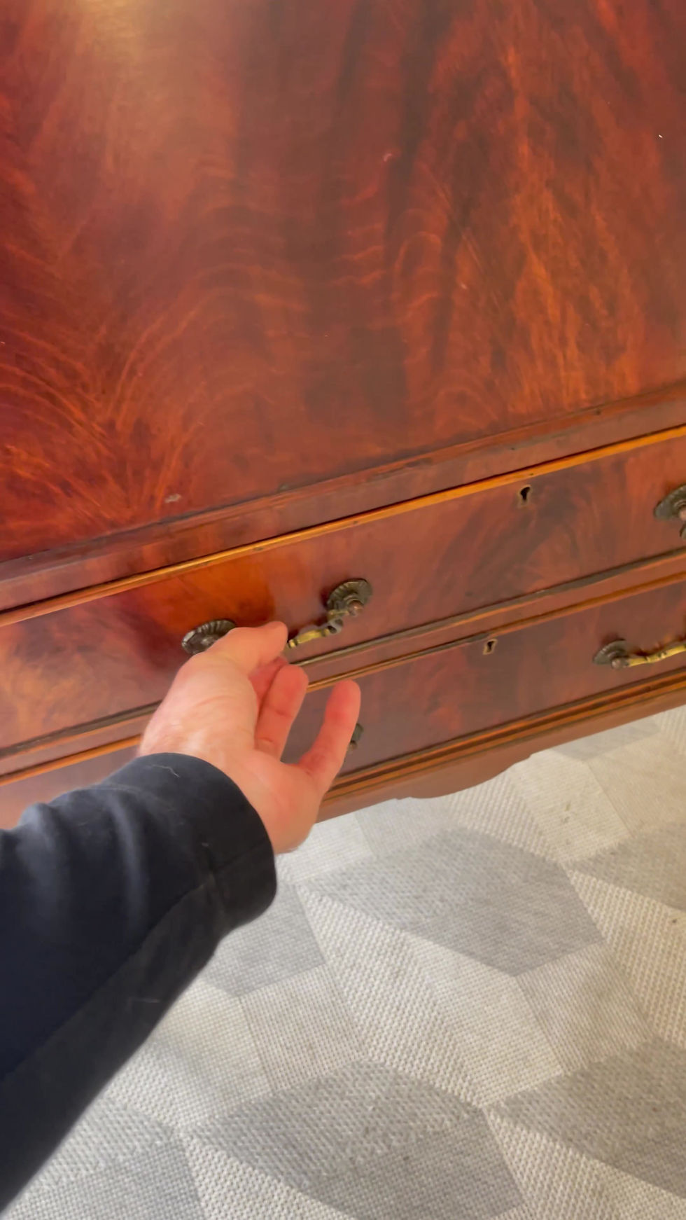Miniatura: Queen Anne Style Bureau Desk with Drawers