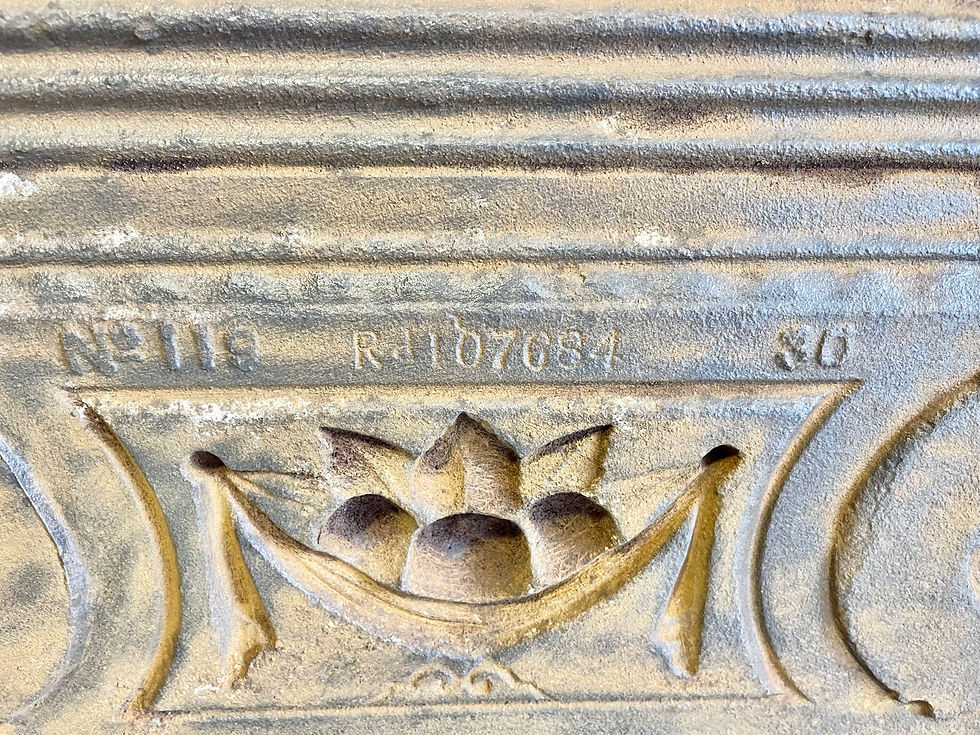 Miniatura: Cast Iron Fireplace with Wooden Surround