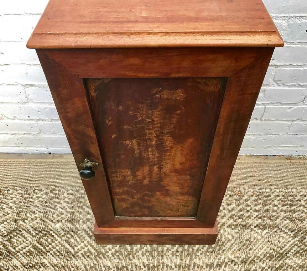 Miniatura: VICTORIAN BEDSIDE TABLE
