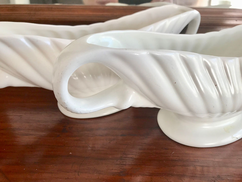 Miniatura: Pair of White Mantelpiece Vases by Arthur Wood #760