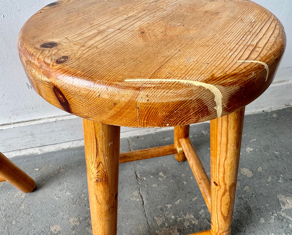 Miniatura: Pair of Vintage Solid Pine Stools details