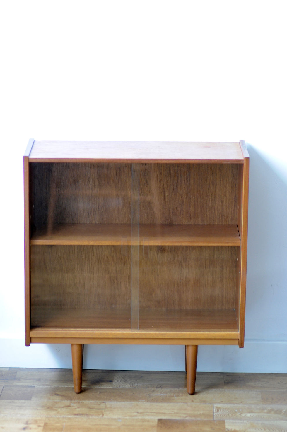 Miniatura: VINTAGE BOOKSHELF WITH SLIDING GLASS DOORS
