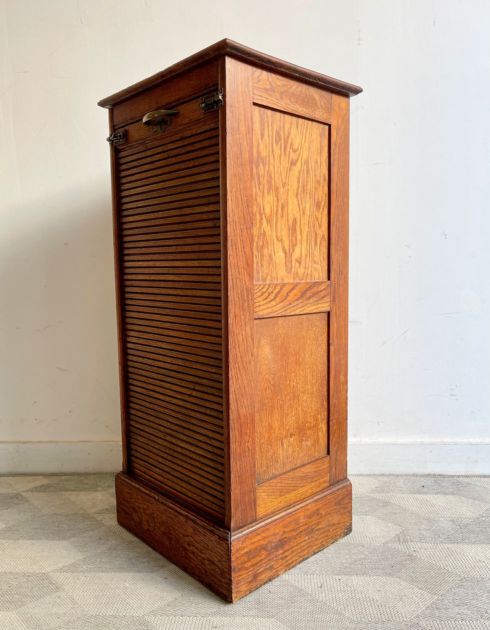 Miniatura: Vintage Tambour Cabinet