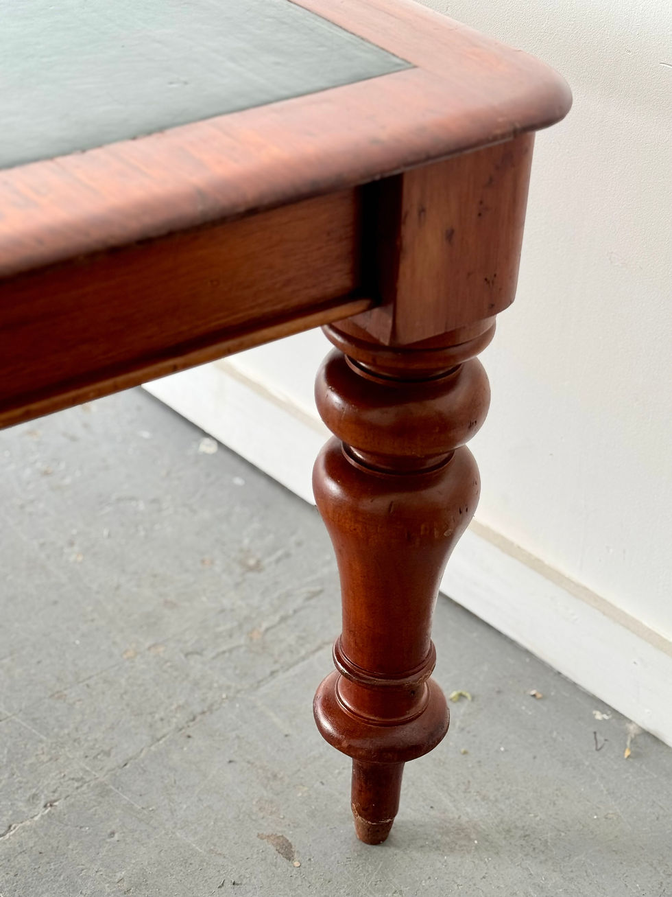 Miniatura: Large Victorian Desk with Leather Skiver