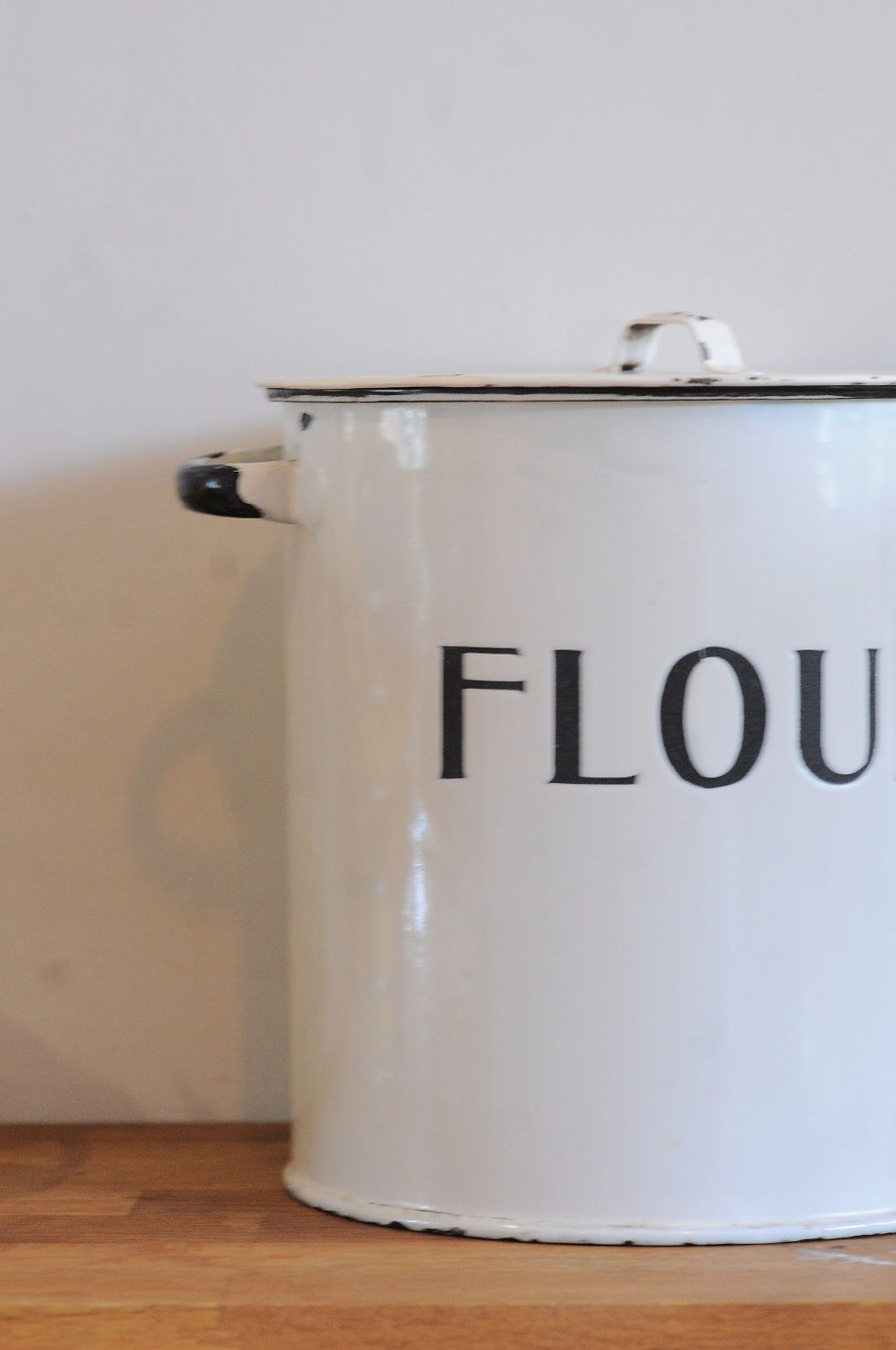 Miniatura: VINTAGE ENAMEL FLOUR BIN WITH LID