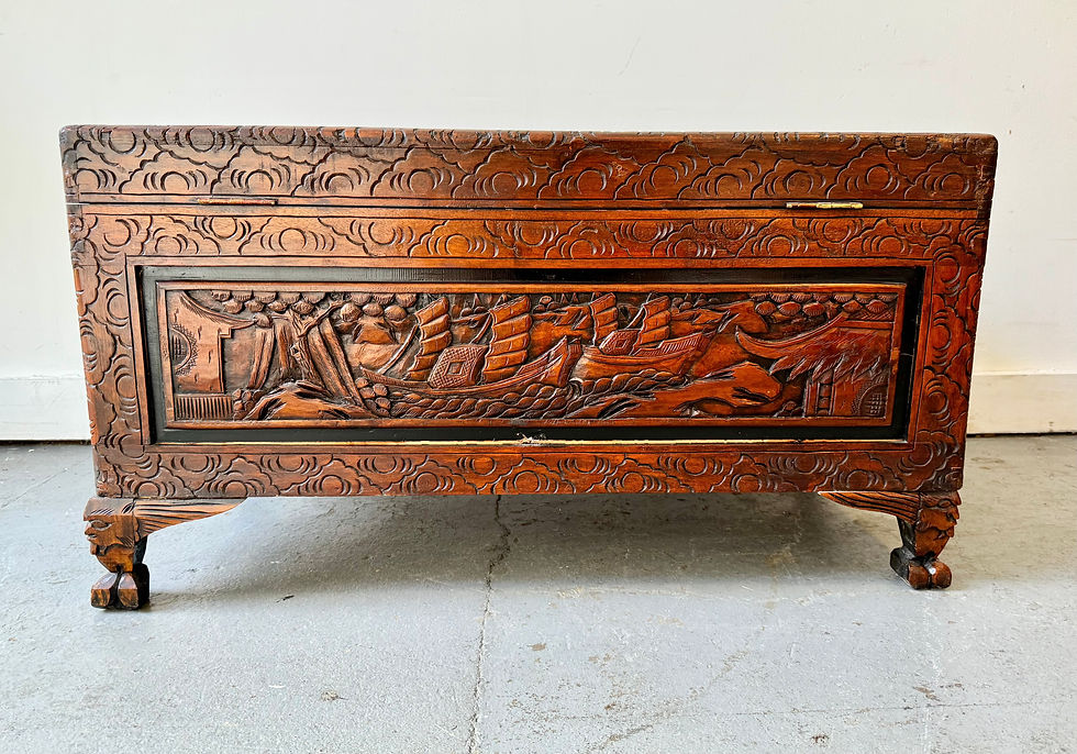 Miniatura: Vintage Wooden Carved Blanket Box Trunk