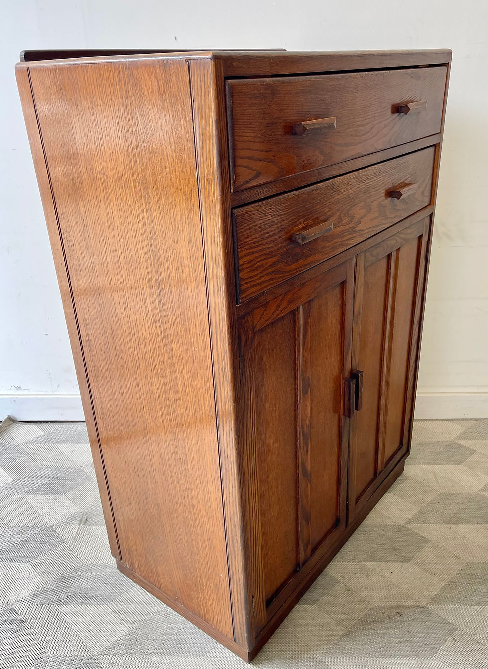 Miniatura: Vintage Linen Cabinet with Drawers