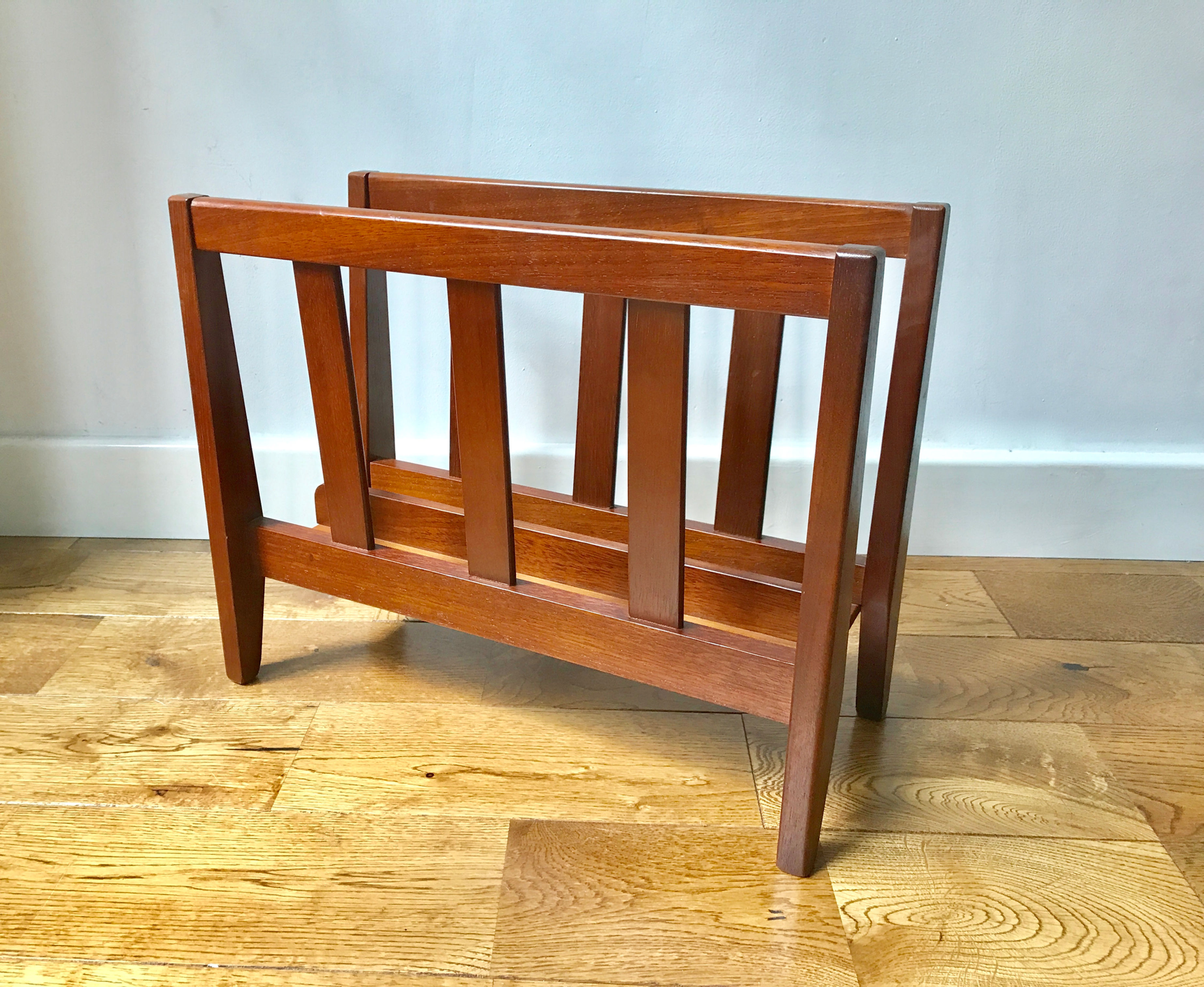 MID CENTURY RETRO MAGAZINE RACK