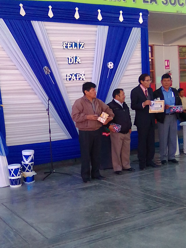 UN PEQUEÑO PRESENTE PARA LOS PADRES(DOCENTES) DE LA I.E