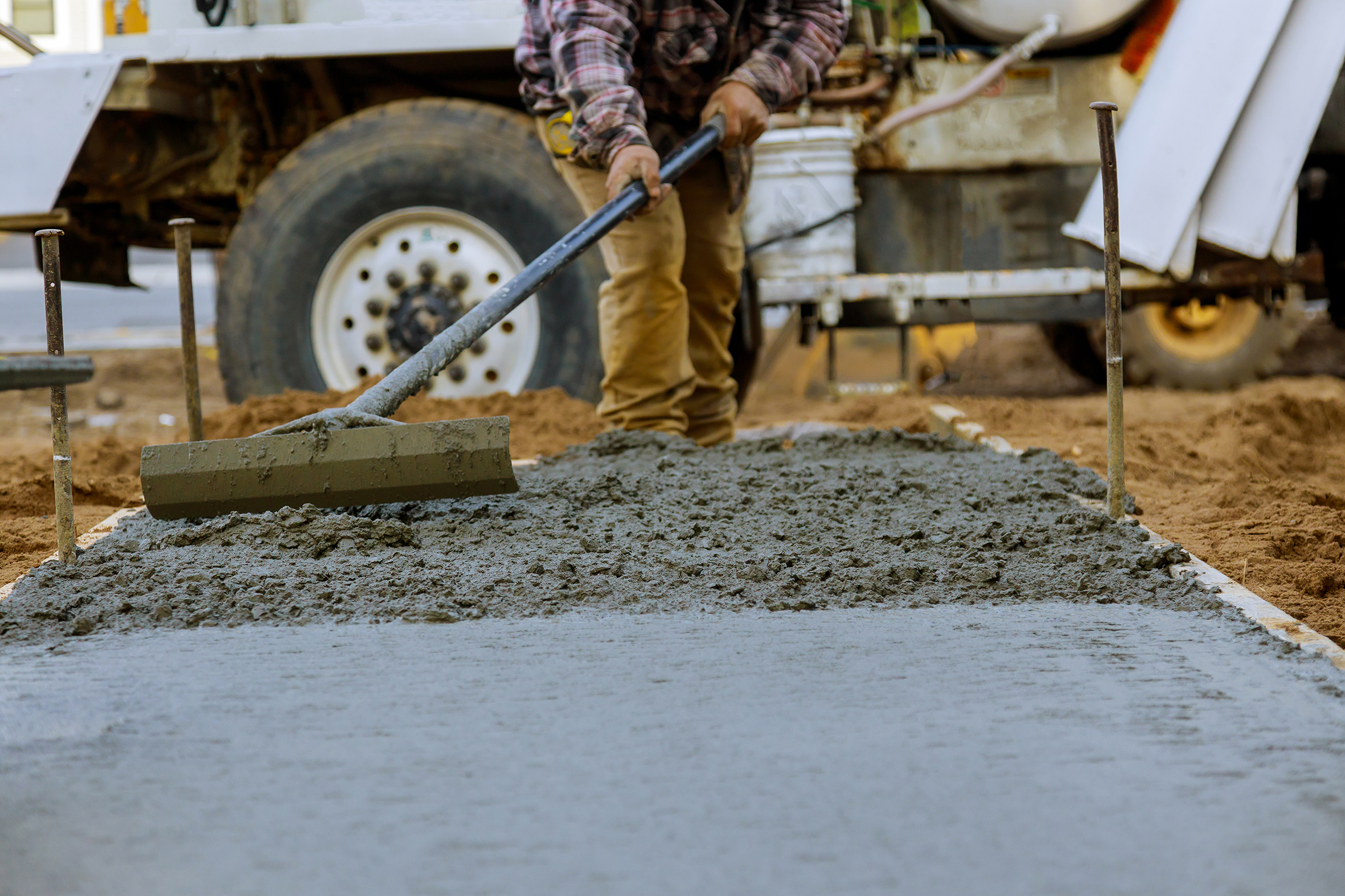 trabajador-de-la-construccion-vierte-cemento-para-acera-en-obras-de-hormigon-con-camion-me