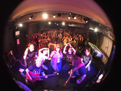 momoholic_live_goldcreak