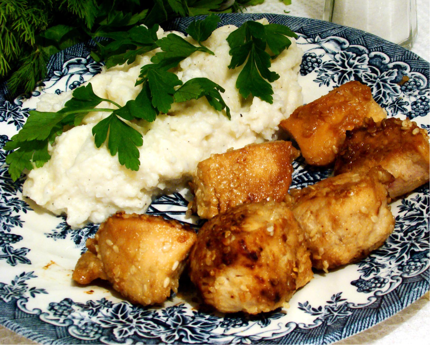 Куриные грудки с медом, кунжутом и воздушным картофельным пюре