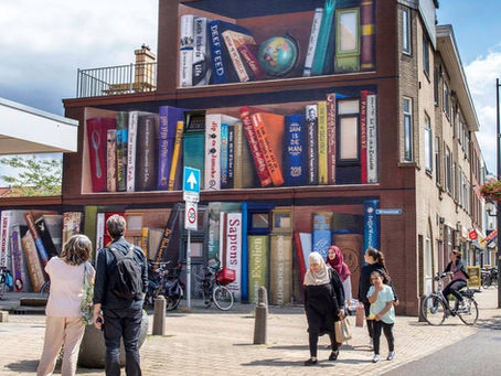 Объемные граффити на стене дома