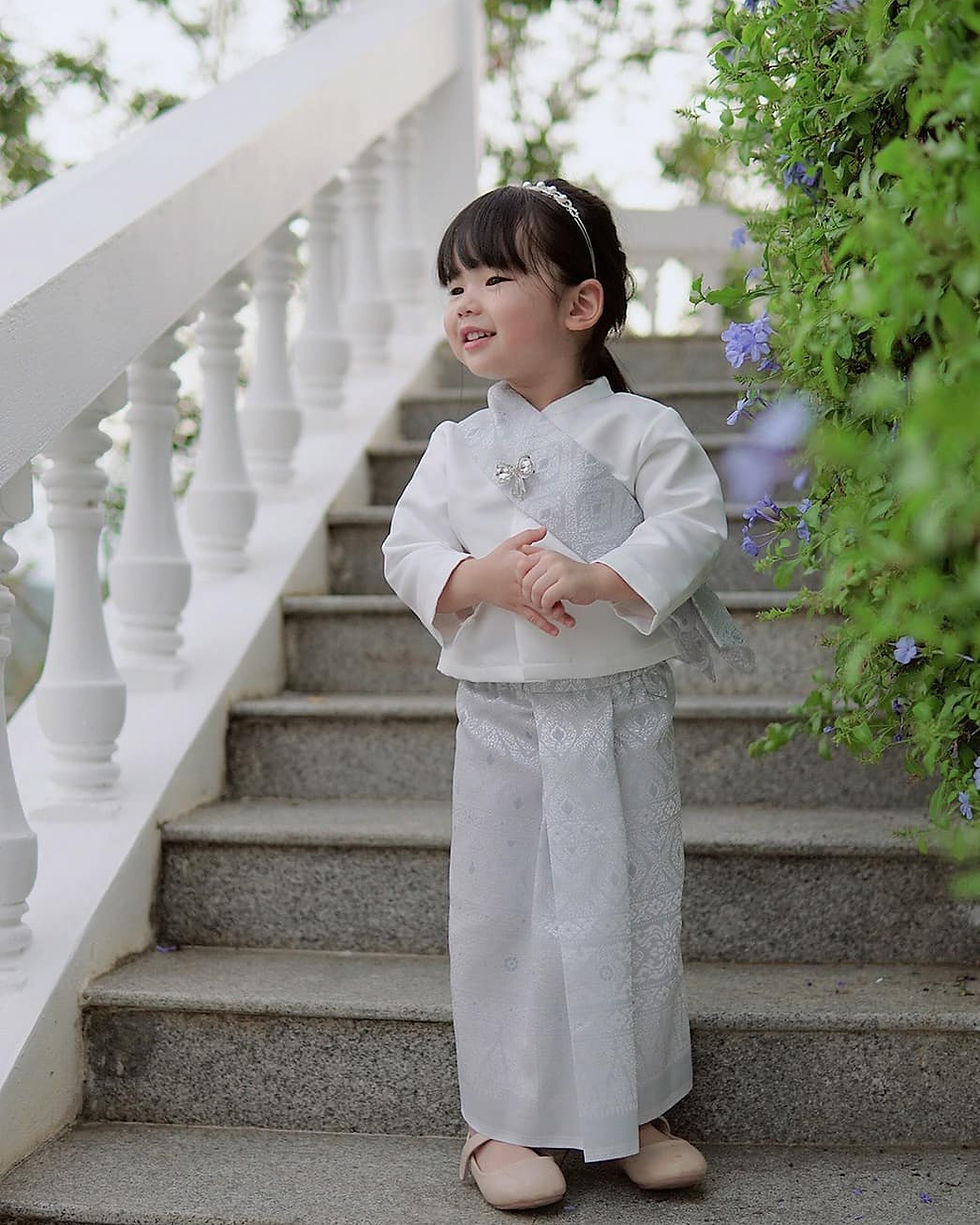 Thumbnail: ชุดไทยเด็ก set Jitlada white/silver