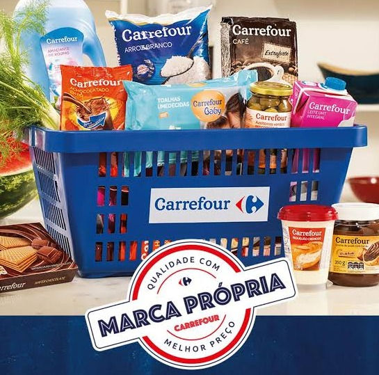 Produtos de marca própria expostos em supermercado, demonstrando a expansão das marcas exclusivas no varejo brasileiro.