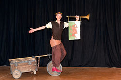 Petrus_la_ruse_jongleur,spectacle_animation_clown,_échassier_drome_ardeche_rhone_alpes_cédric_flahau