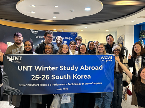 Wave Company tech seminar participants with University of North Texas winter study abroad program group photo