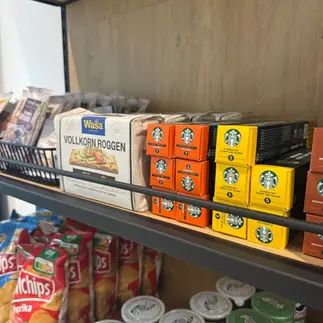 Kaffeekapseln, Kracker und kleine Snacks – für den Start in den Tag oder für zwischendurch.