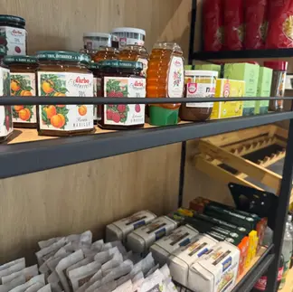 Leckere Marmeladen, Honig und Granola – dein Frühstück, ganz nach deinem Geschmack.