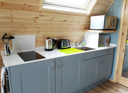 The kitchen has a double induction hob, a fridge/freezer and a microwave/convection oven. Hot water is provided by an instantaneous electric water heater.