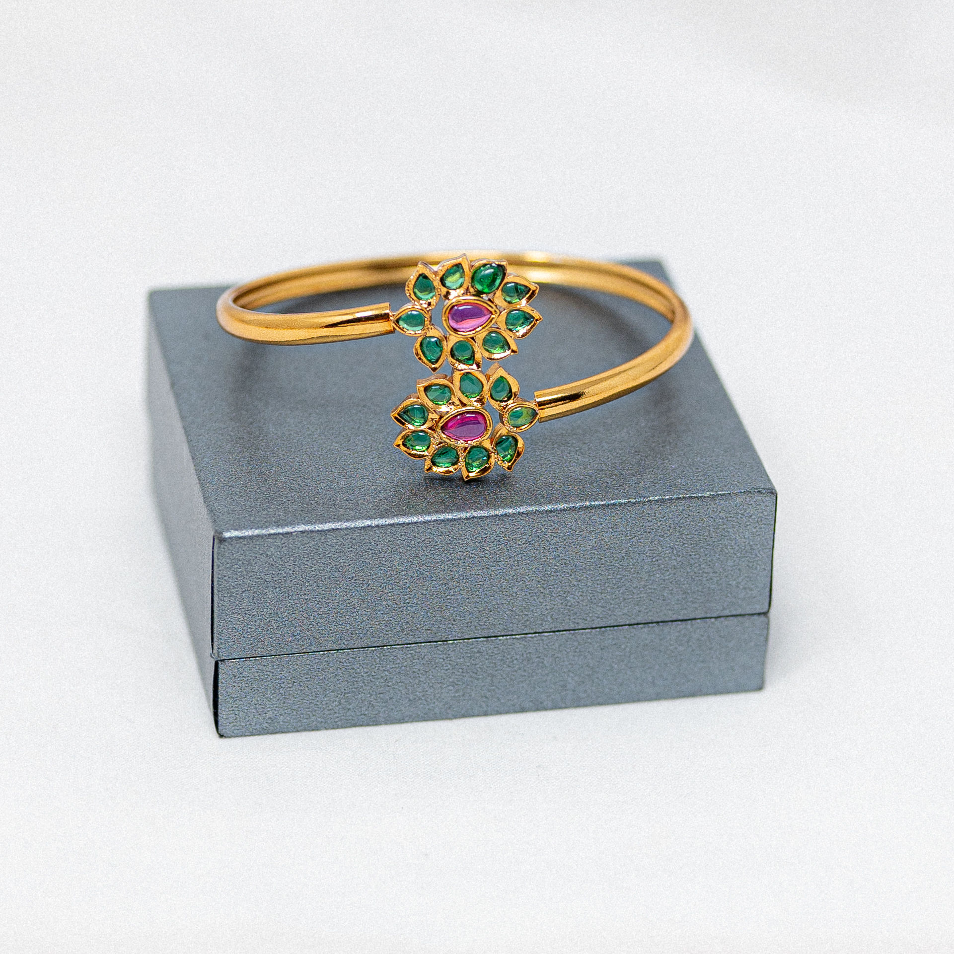 Emerald Green Stone Tamarai Kappu