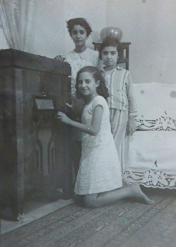 Doreen Dangoor: Doreen with her sister and her friend in their sitting room. Bagdad