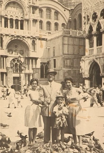 Ray Zenios & Yves Shama: Ray and Yves with their parents in holidays. Venise, 1955 