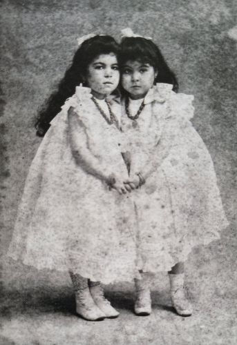 Hélène Alexander: Hélène's mother and her sister. Cairo, 1900