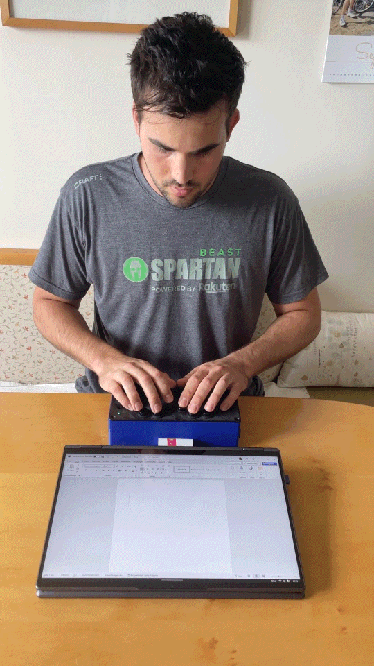 Hier tippe ich das Wort "Hallo", welches auf einem verbundenen Laptop per Display angezeigt wird.