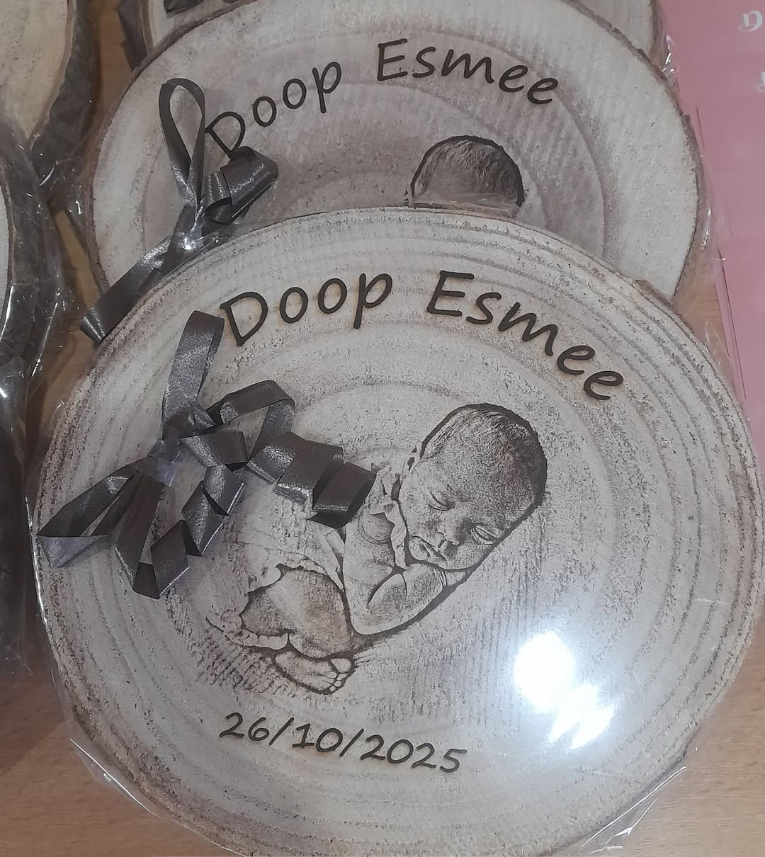 Boomstam met foto en tekst