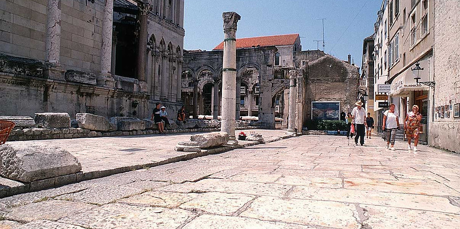 Decumanus street Free Split Walking Tour