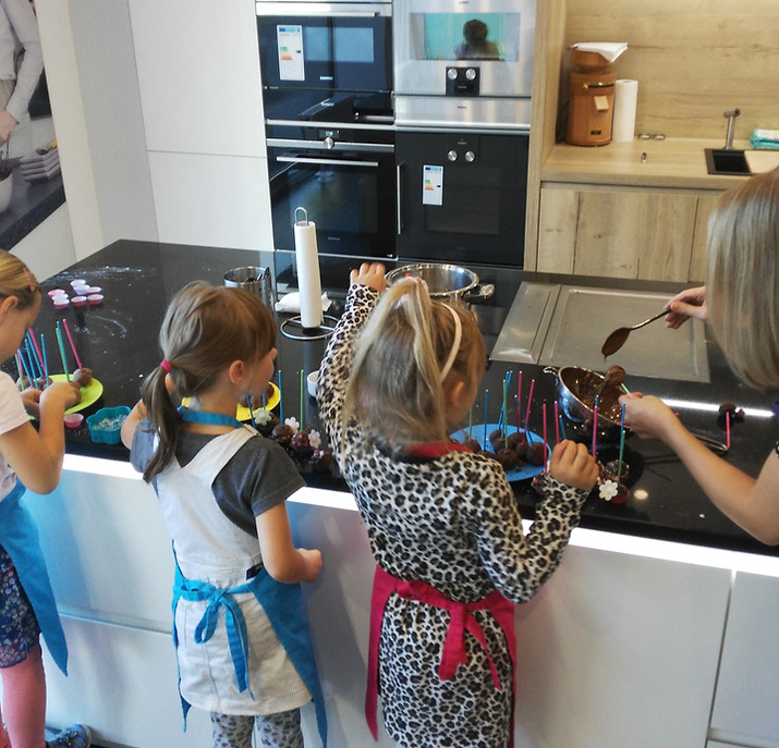 Kinder lernen backen in Saarbrücken