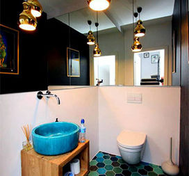 Standard Heksagon - Ręcznie robione kafle ceramiczne w kształcie plastra miodu w miksie kolorów turkusów zieleni morskich na podłodze w łazience w stylu rustykalnym