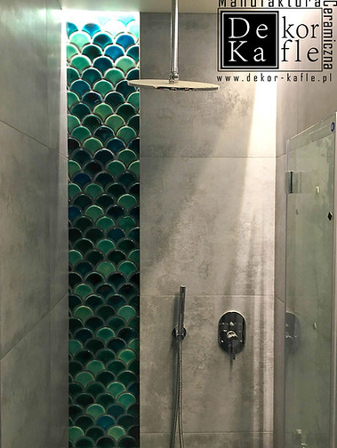 dekor - kafle ceramiczne rybia łuska wachlarze zielone, turkusowe