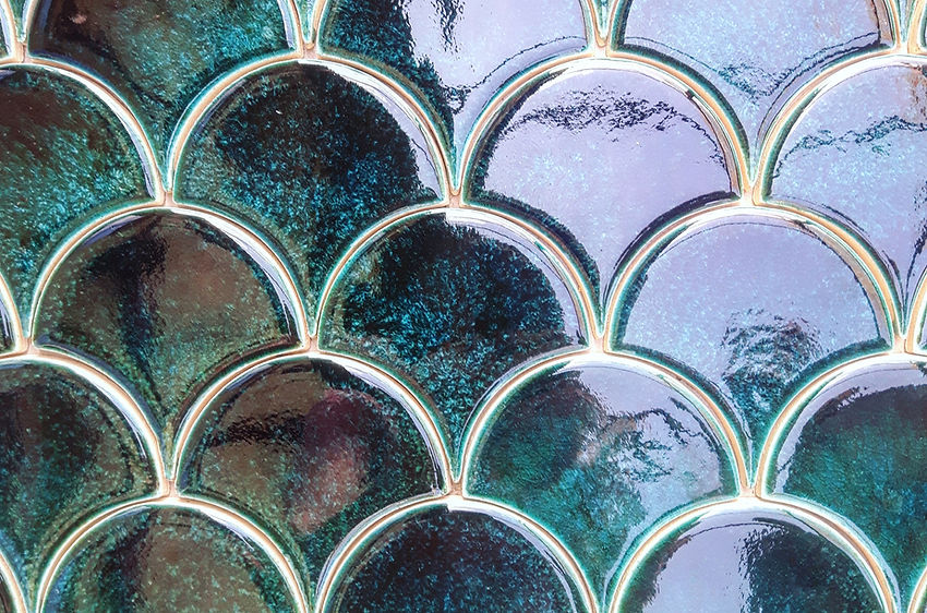 dekor -kafle ceramiczne rybia łuska, wachlarze szmaragd, zielone